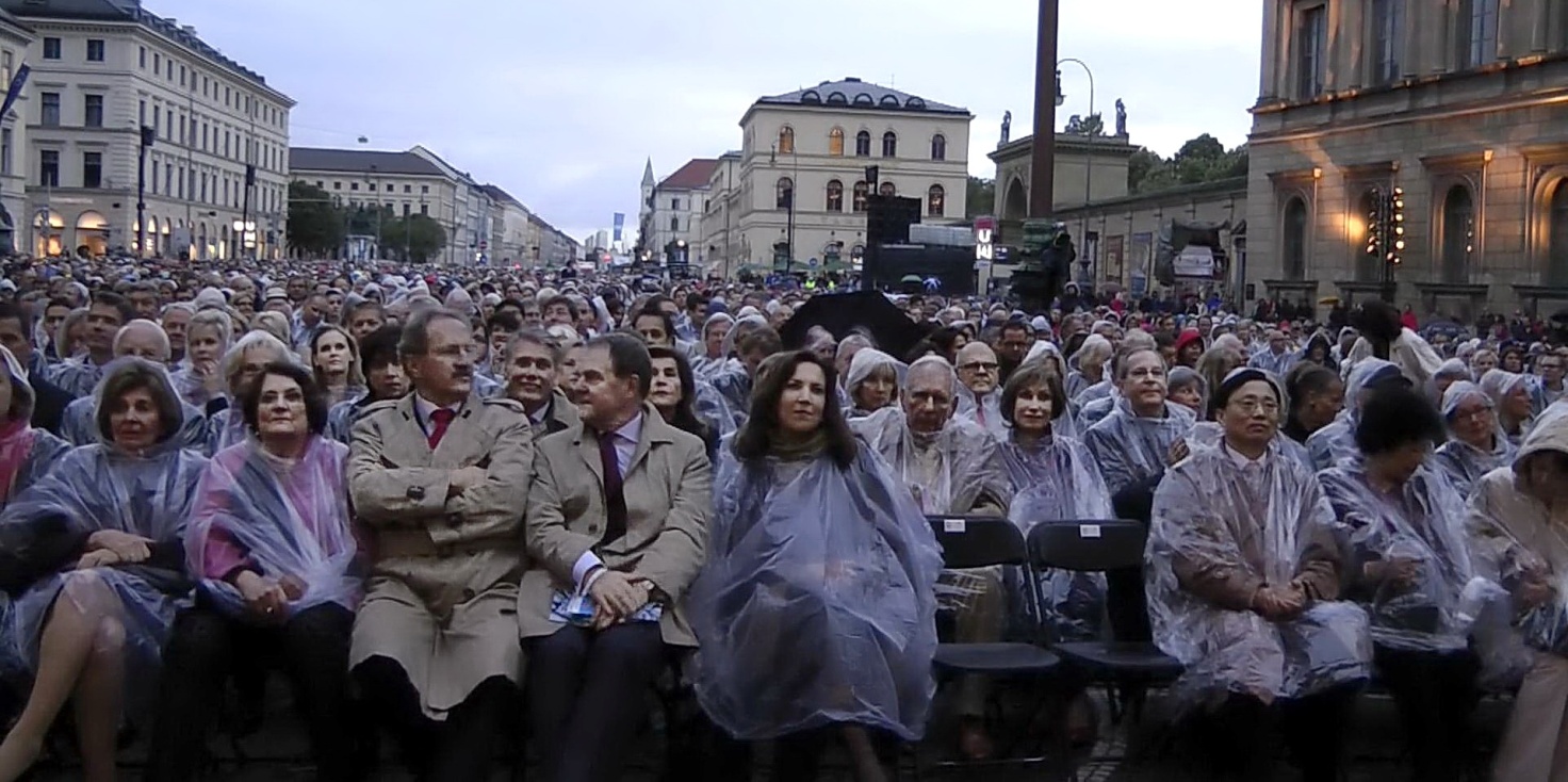 Мюнхен. Концерт классической музыки на Одеонплац. В первом ряду обер-бургомистр Мюнхена Кристиан Уде.