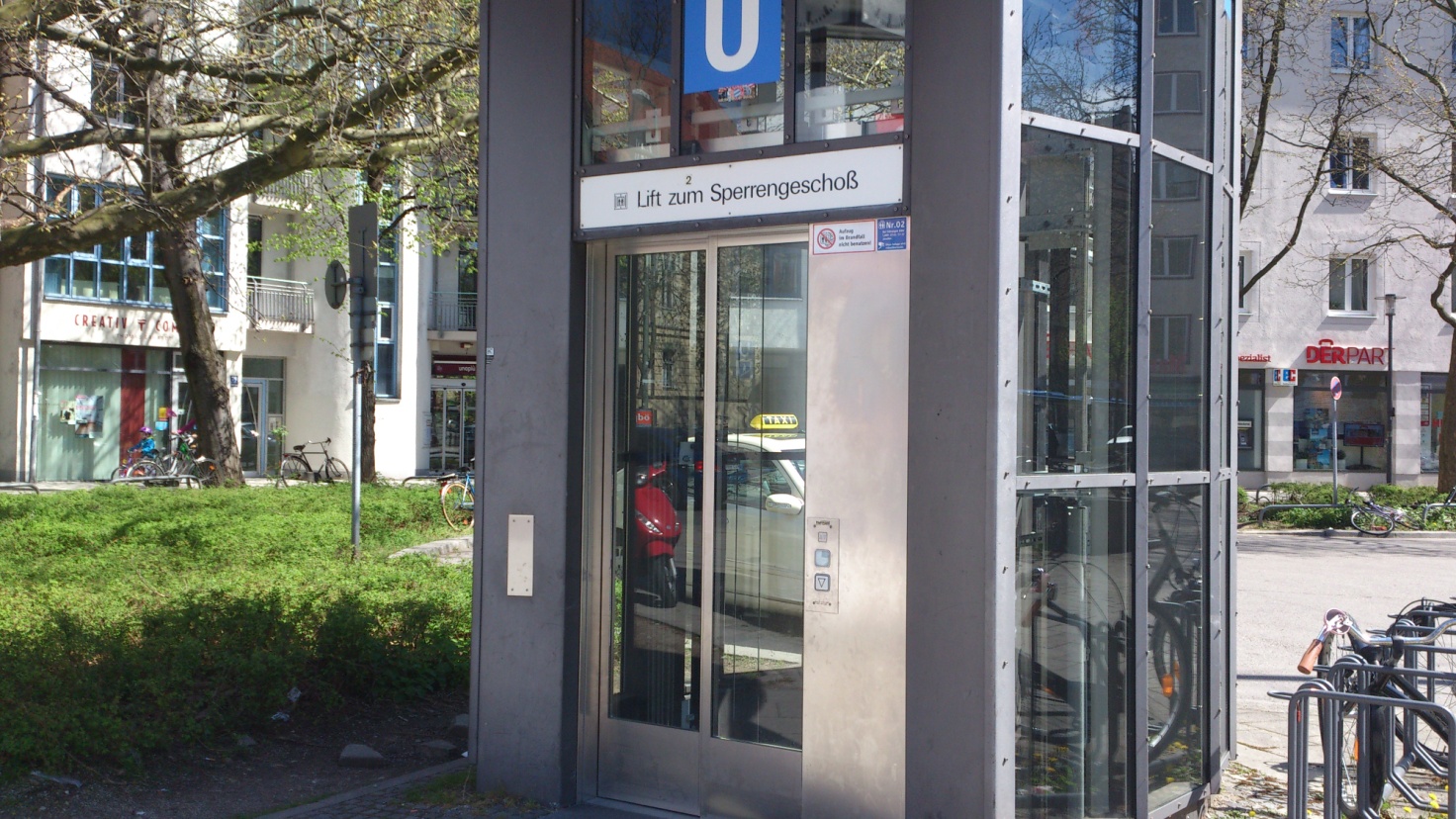 Лифт в промежуточный вестибюль станции метро Götheplatz